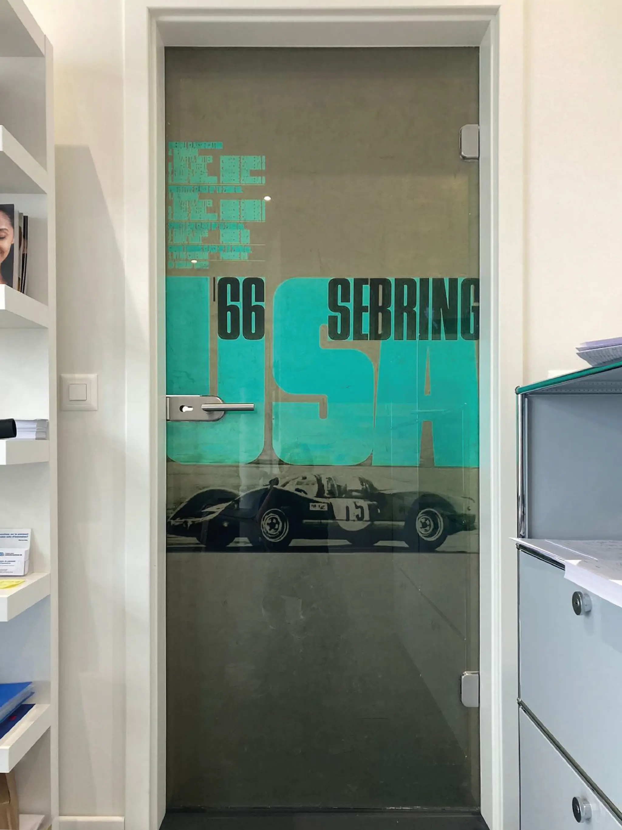 détail d'une porte avec voiture de course fabriqué par sonogram et stick-up à Genève