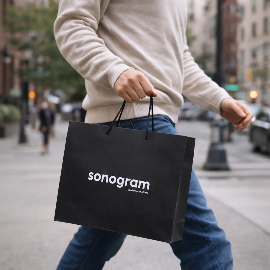 un homme qui porte un sac sonogram dans la rue