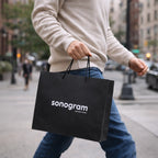 un homme qui porte un sac sonogram dans la rue