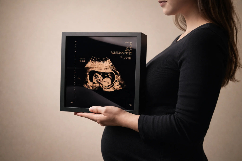 une femme enceinte qui tient un sonogram cuivre