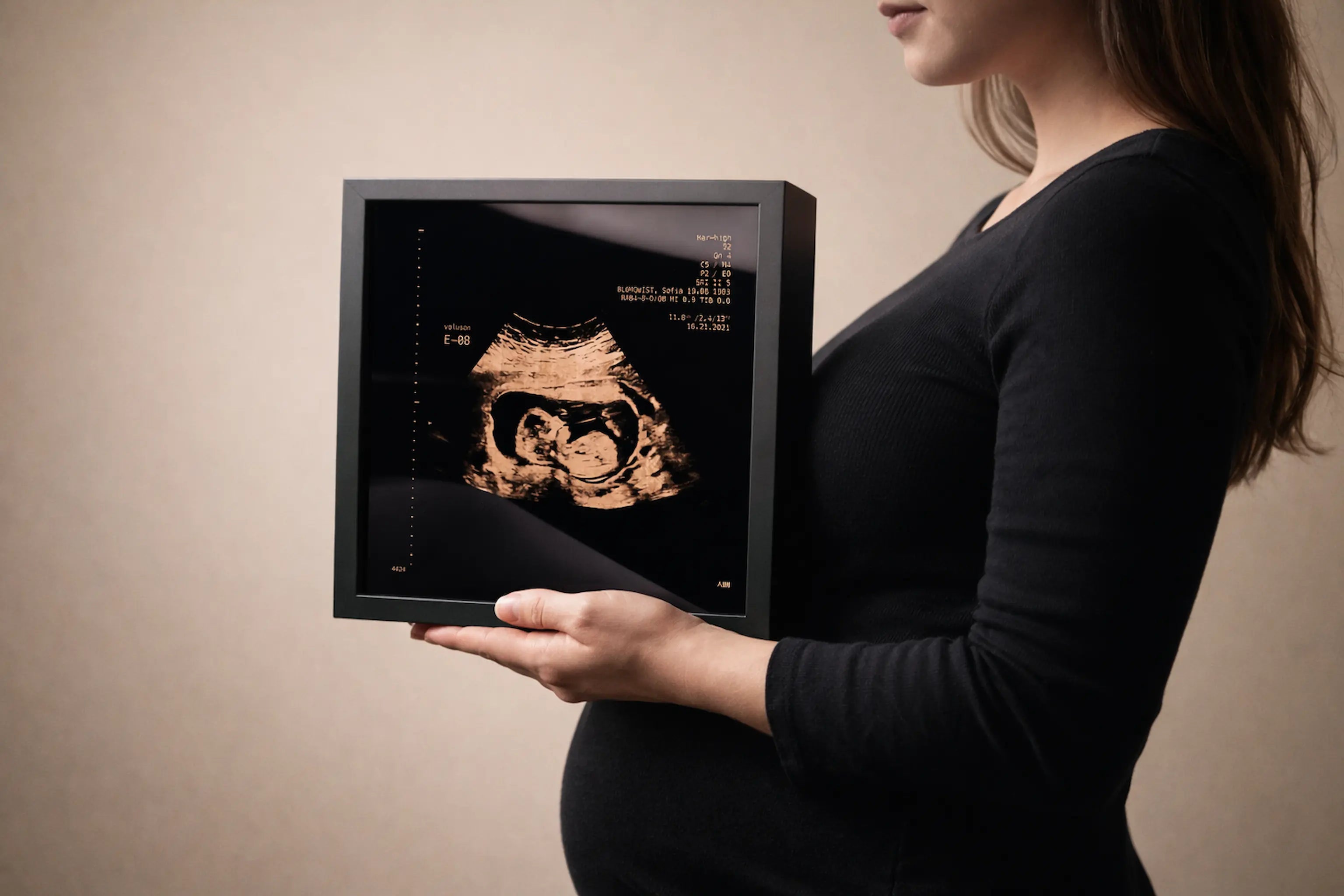 une femme enceinte qui tient un sonogram cuivre
