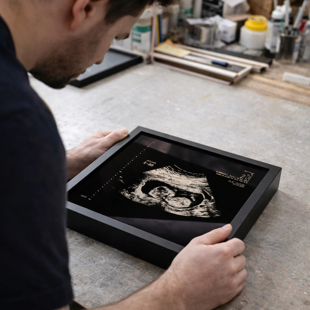 un homme qui examine un tableau sonogram