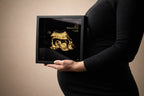 une femme qui tient un sonogram dans sa main