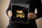 une femme qui montre un sonogram gold